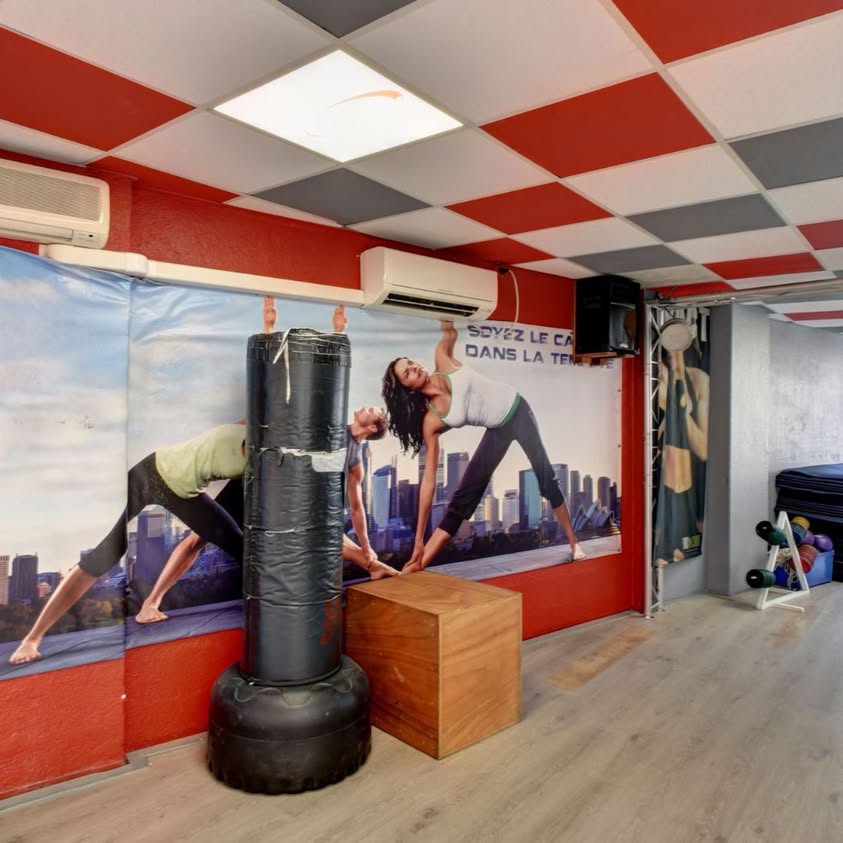 Salle fitness au plafond en damier et sac de frappe, Fitness City Marseille