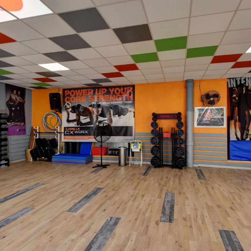 Salle de cours collectifs de Fitness City à Marseille 5e : steps, barres, disques et tapis