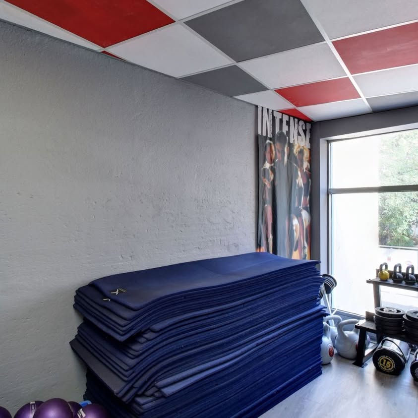 Tapis de sol, kettlebells et médecine-balls de la salle de cours, Fitness City Marseille